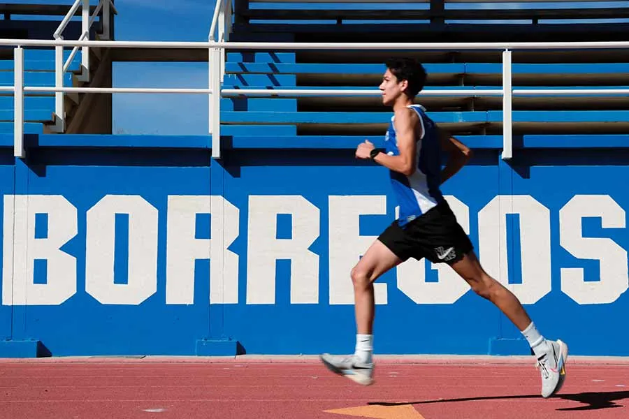 Santiago Andr&eacute;s Carrillo G&oacute;mez, alumno de PrepaTec Chihuahua, dejando el basquetbol para comenzar su camino en el atletismo con una carrera de 5 kil&oacute;metros.