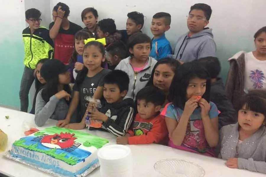 ni&ntilde;os sembrando semilla