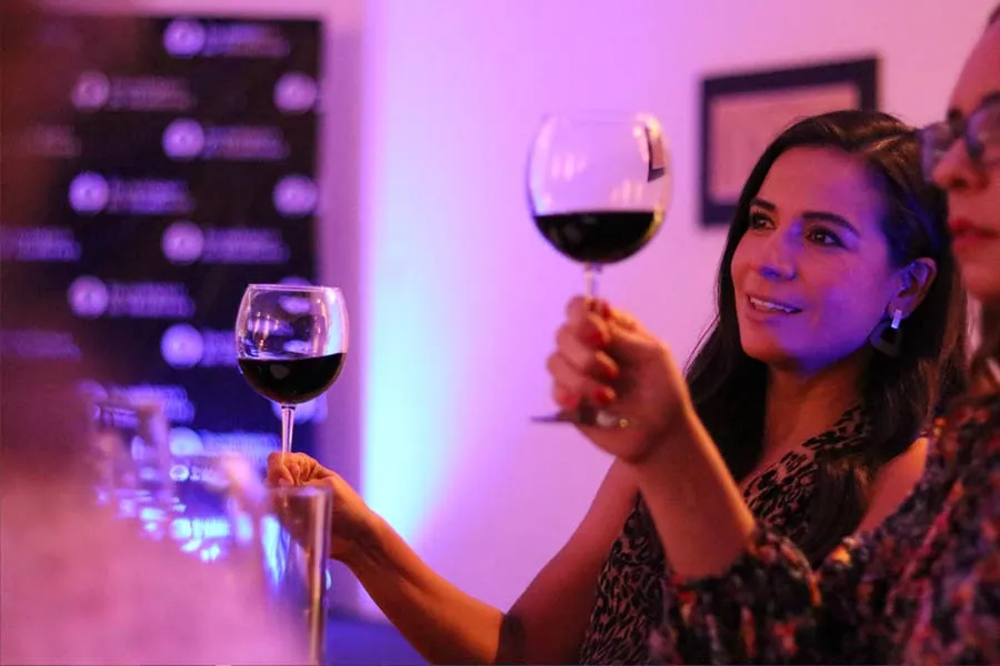 Degustaci&oacute;n de vinos en seminario de arte en campus Obreg&oacute;n
