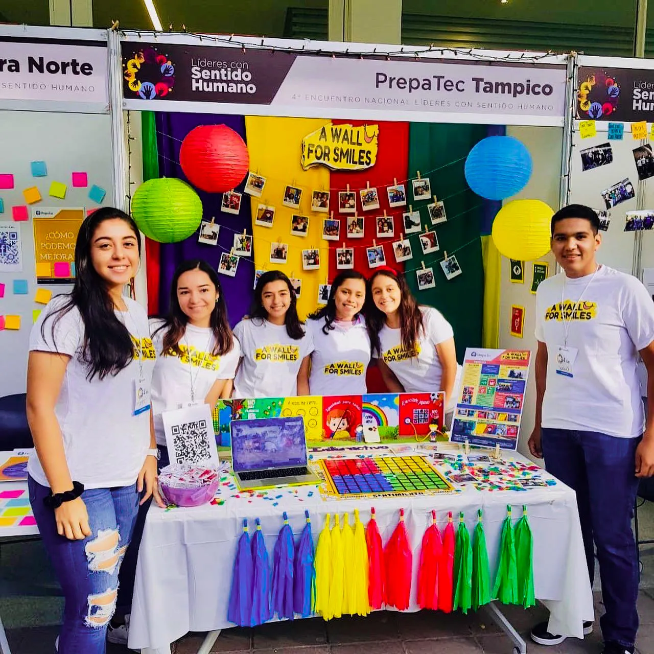 Sergio S&aacute;nchez en el evento L&iacute;deres Con Sentido Humano presentando su proyecto "A Wall For Smiles"