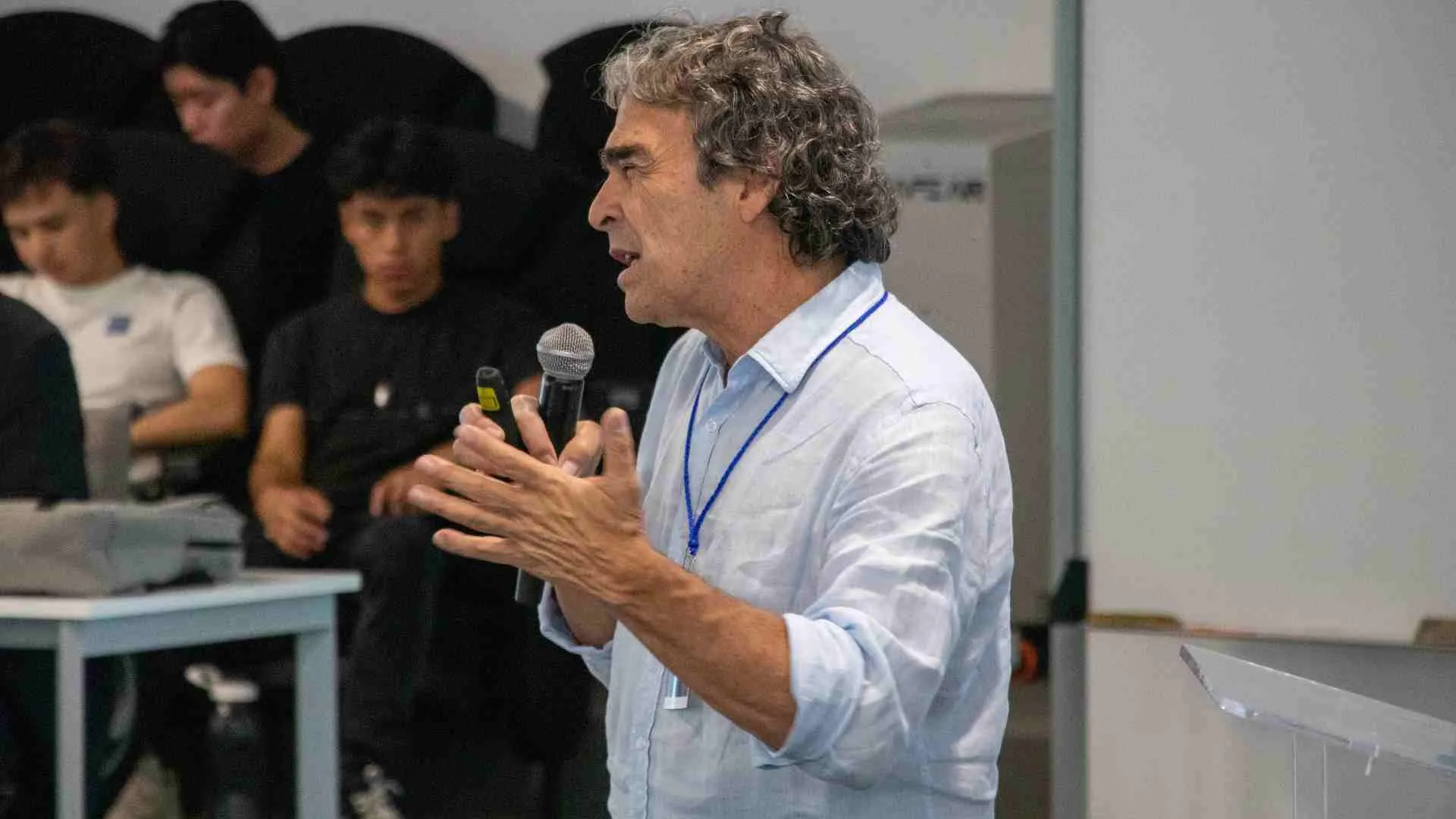 Sergio Fajardo da una pl&aacute;tica en el Tec campus Puebla