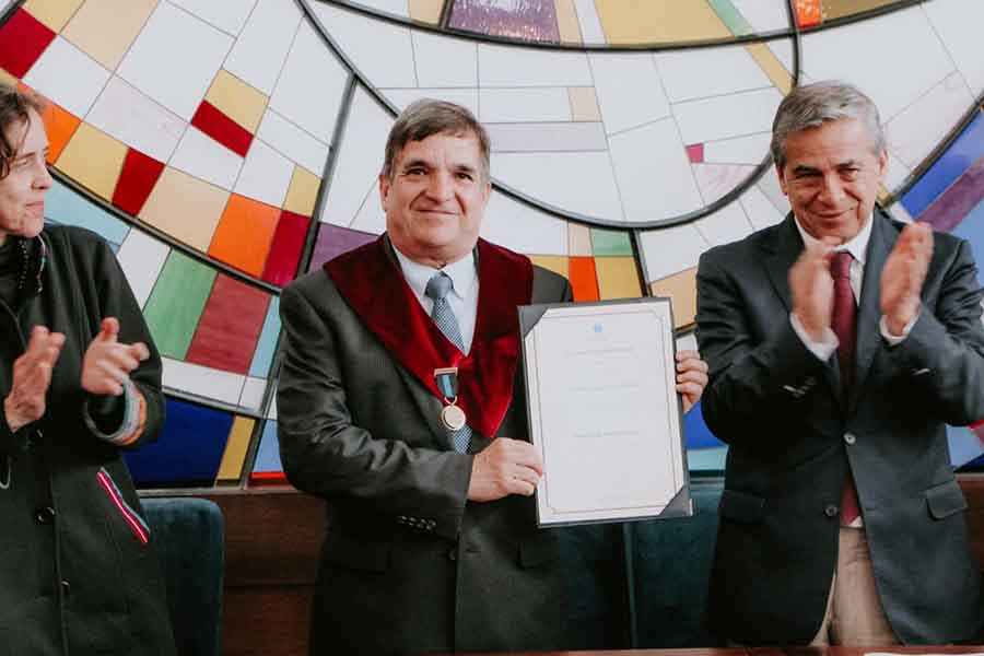 El dr. Sergio Serna recibió la distinción en una ceremonia celebrada en la Universidad del Azuay, en Ecuador.