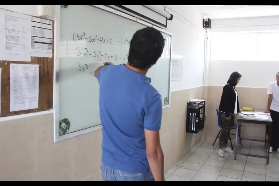 Alumno del Tec dando clase de matem&aacute;ticas en la preparatoria Jos&eacute; Ju&aacute;rez Barbosa 