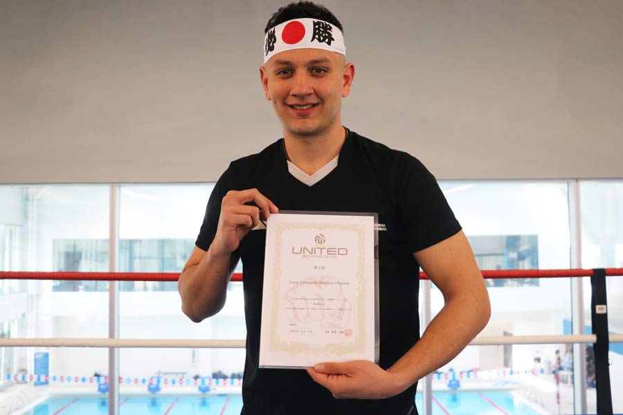 Josu&eacute; Silguero pos&oacute; con su constancia en Wellness Center.