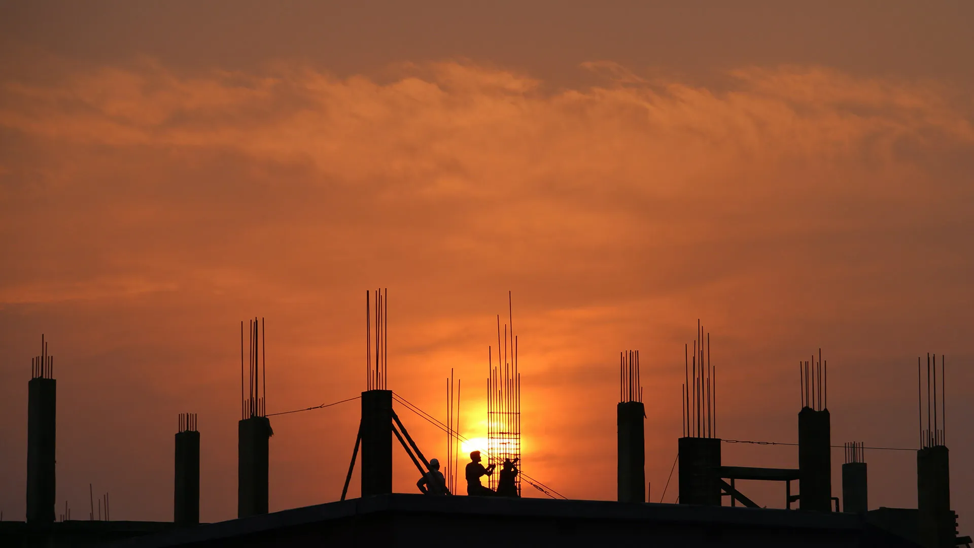 Personas en construcci&oacute;n