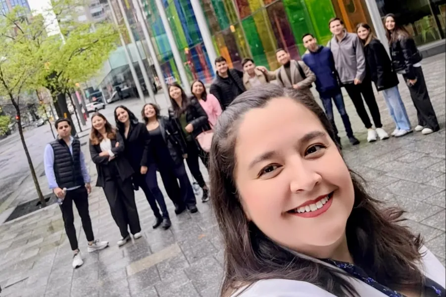 Silvia Medina con estudiantes de la Escuela de Negocios del Tec de Monterrey campus Chihuahua en una visita a Montreal, Canad&aacute;. 