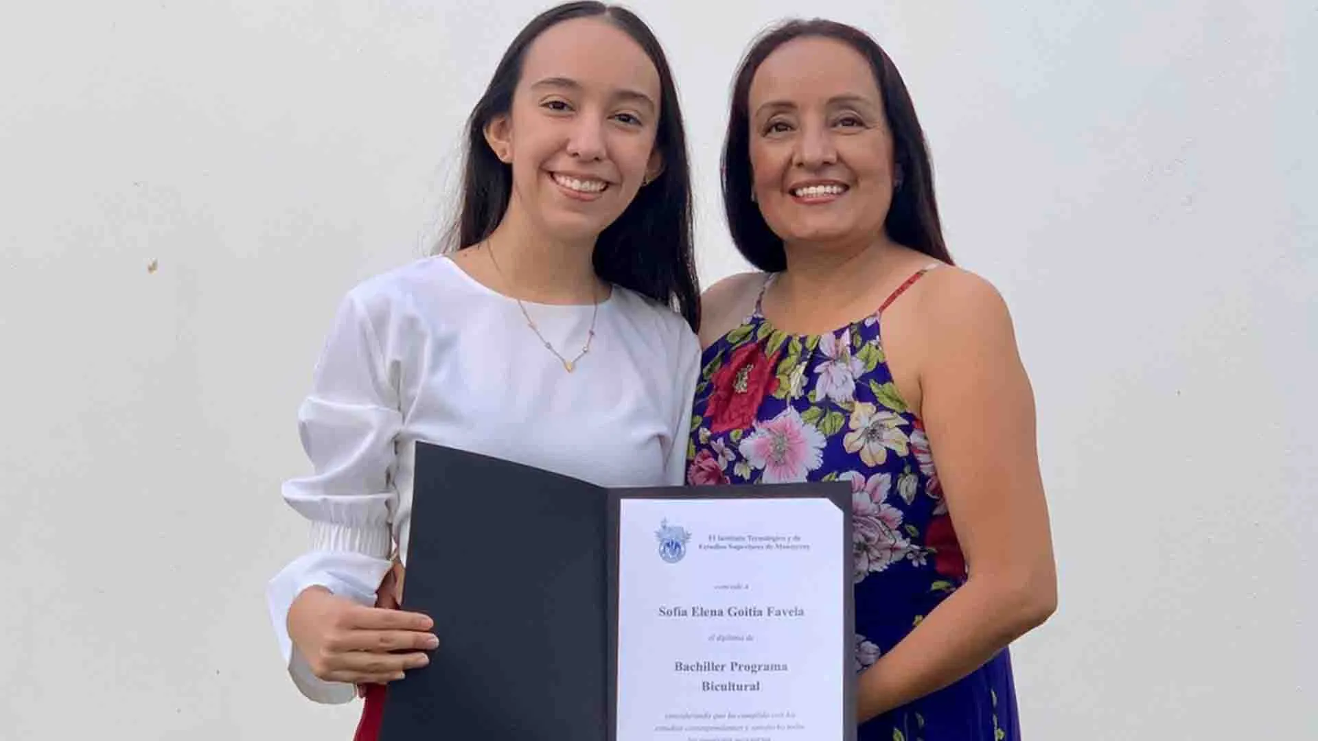 Sof&iacute;a Goitia, con su diploma de PrepaTec 