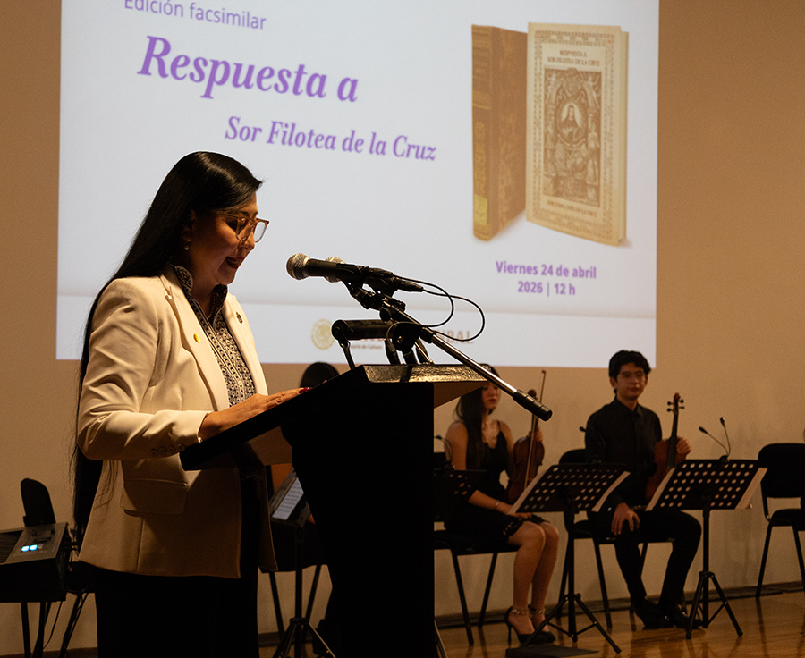 Funcionaria Tec presentando el facsimilar Respuesta a Sor Filotea de la Cruz