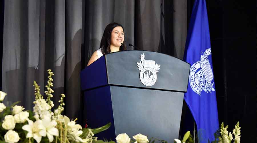 suheila da el discurso de su generaci&oacute;n de prepatec laguna