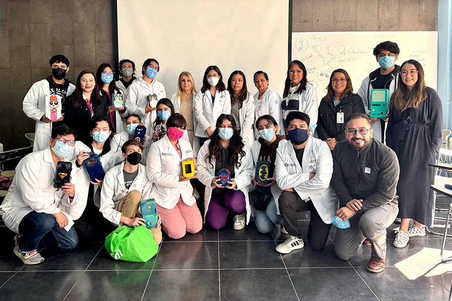 Participantes de S&uacute;per Quimioterapias con directivos del INP. Cortes&iacute;a Fernanda Rosales