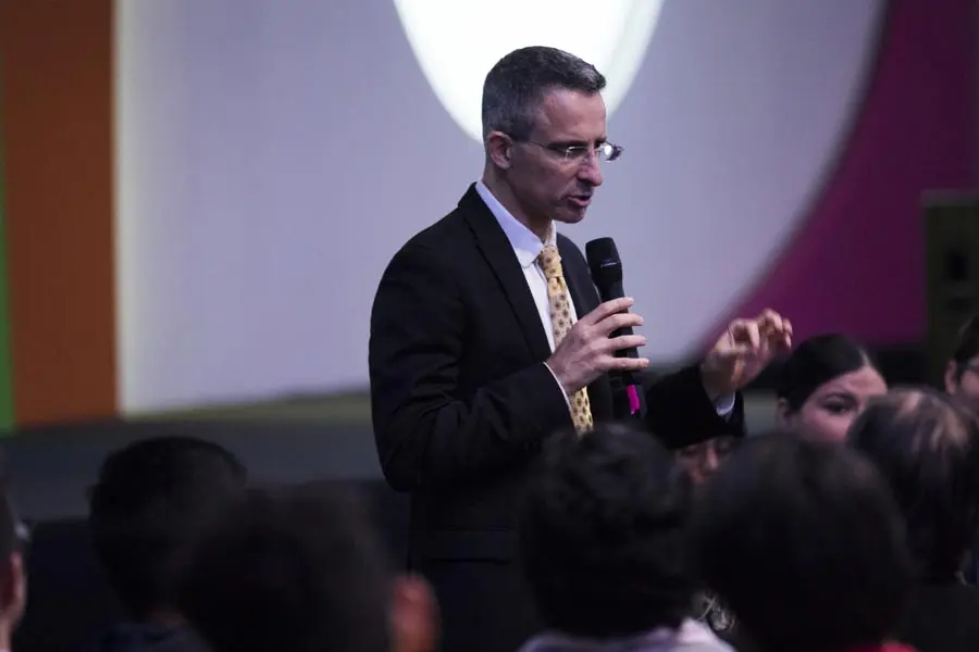 Tal Ben-Shahar convers&oacute; con j&oacute;venes.