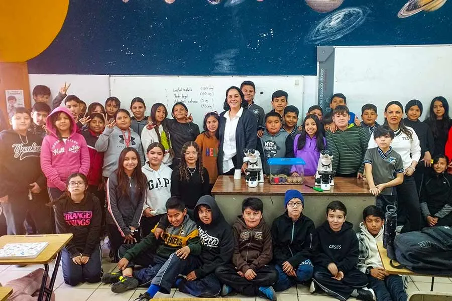Estudiantes de primaria participando en una actividad sobre microorganismos y la higiene.