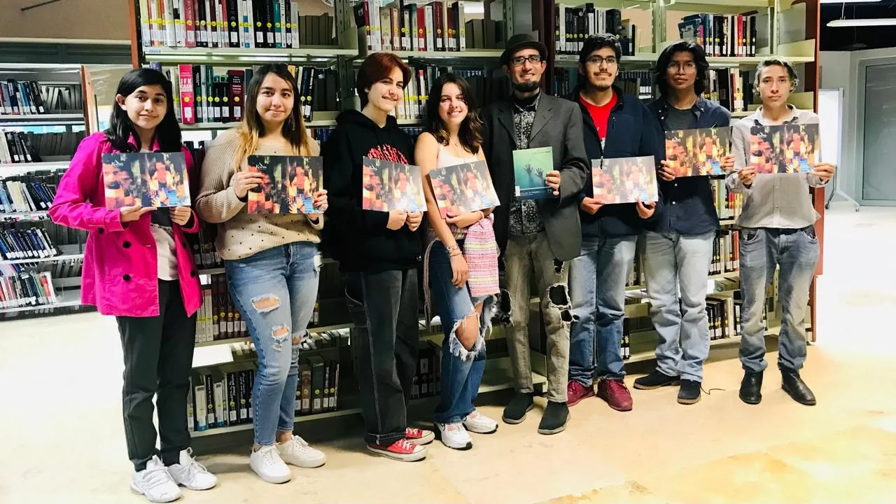 Taller de escritura creativa, posando con un libro 