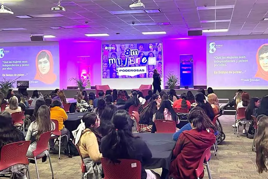 Sal&oacute;n de Congresos lleno de mujeres presenciando una pl&aacute;tica. 