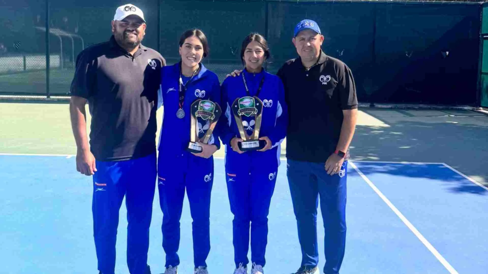 Daniel Ruiz, Jemilett Cort&eacute;s, Astrid Fentanes y Carlos Su&aacute;rez con el premio obtenido en el torneo