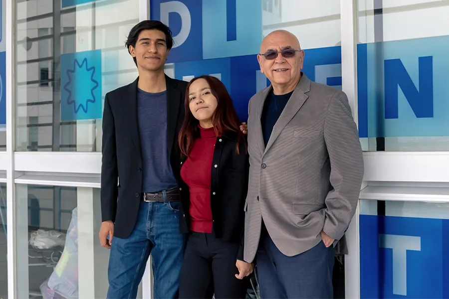 Estudiantes del Tec campus Estado de M&eacute;xico y su profesor asesor.