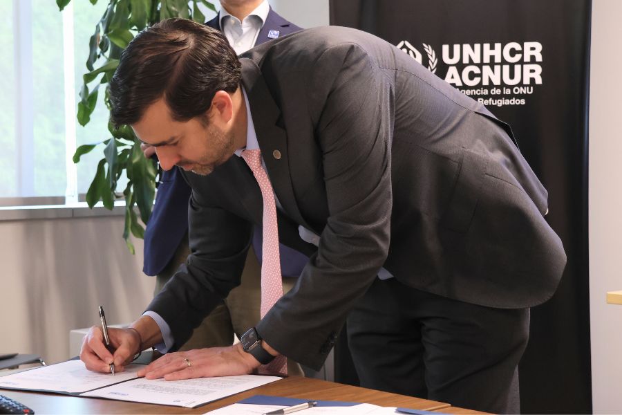Juan Pablo Murra firmando convenio ACNUR
