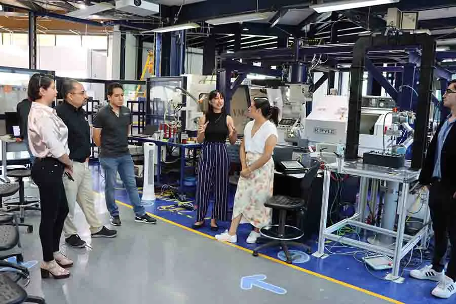 El equipo creador de Misi&oacute;n Imposible, exponiendo el proyecto ante el socio formador