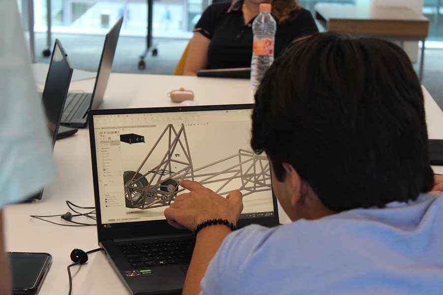Estudiante de grupo estudiantil Tec Racing.