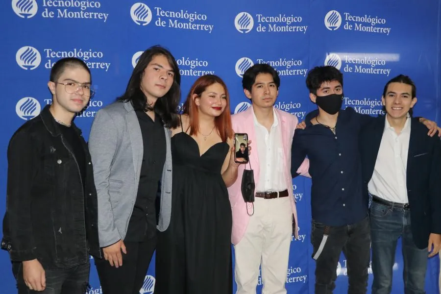 Estudiantes en la presentaci&oacute;n de su proyecto final