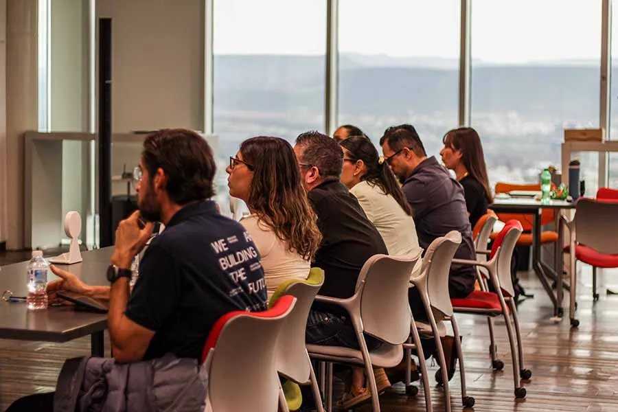 Directivos y integrantes del Tec y cl&uacute;ster automotriz