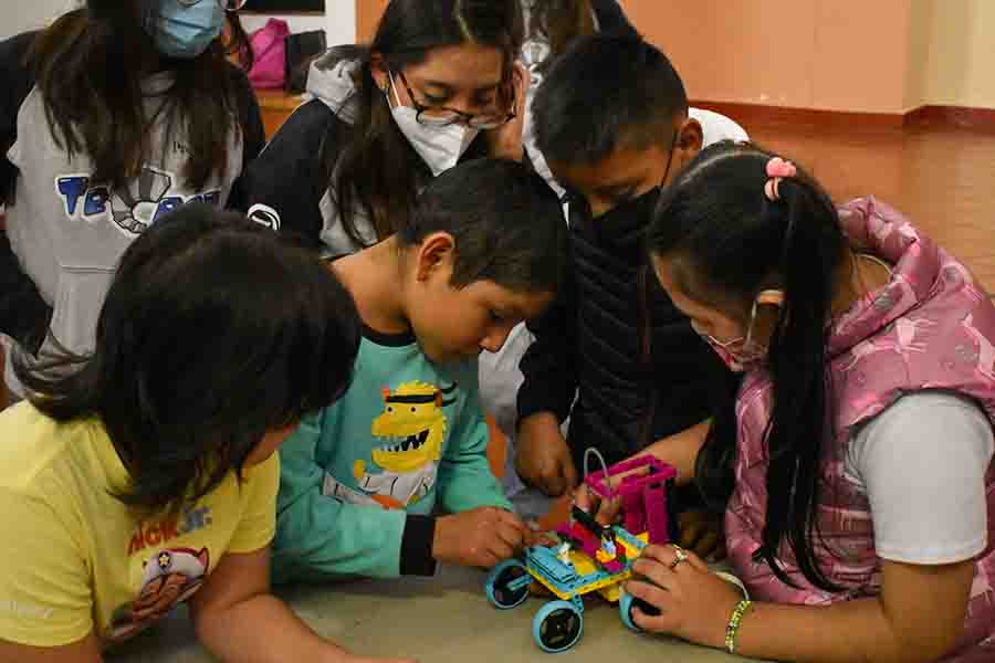 Alumnos Tec acercan la rob&oacute;tica a ni&ntilde;os en lucha contra el c&aacute;ncer