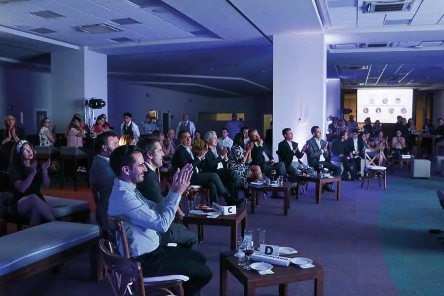 Miembros del consejo durante la presentaci&oacute;n del informe