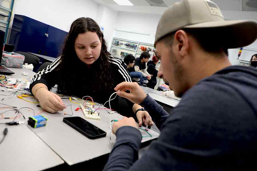 Los cursos se realizan en modalidades presenciales, h&iacute;bridas y en l&iacute;nea y van desde certificados hasta credenciales y micro credenciales