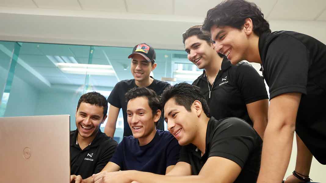 Tecnolog&iacute;a aeroespacial es dise&ntilde;ada en el Tec Guadalajara, grupo estudiantil crea cohete para concursar en certamen.