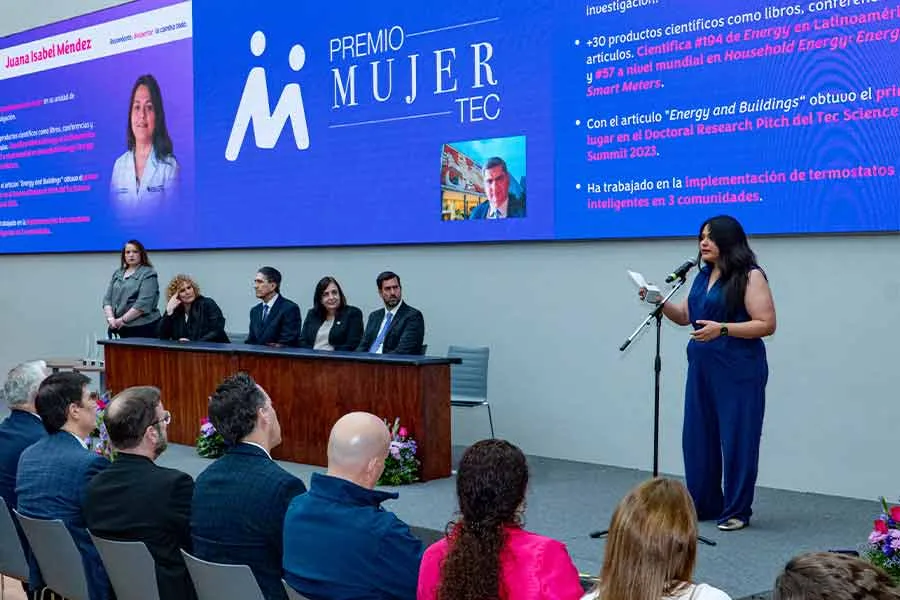 Isabel M&eacute;ndez en premiaci&oacute;n.
