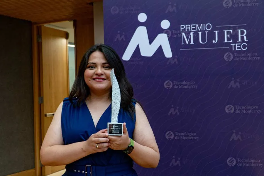 Isabel M&eacute;ndez en premiaci&oacute;n.