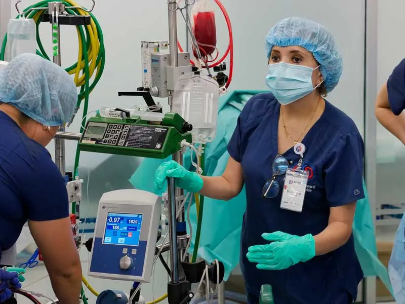 La terapia ECMO reemplaza la actividad del coraz&oacute;n y pulmones durante una intervenci&oacute;n cardiaca.