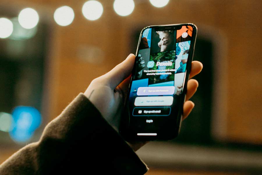 Usa las redes sociales a tu favor, distingue entre lo personal y el trabajo profesional.
