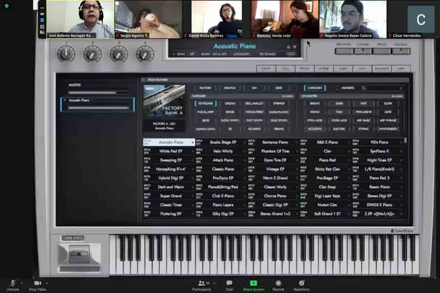 Tony Barrag&aacute;n en clase de producci&oacute;n musical