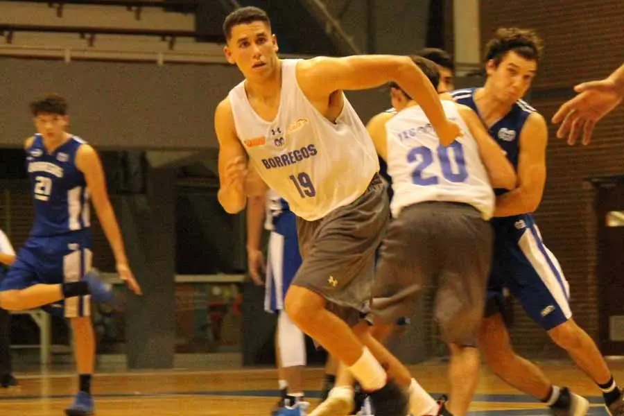 Orlando Torrego  jug&oacute; como poste con Borregos Monterrey de b&aacute;squetbol.