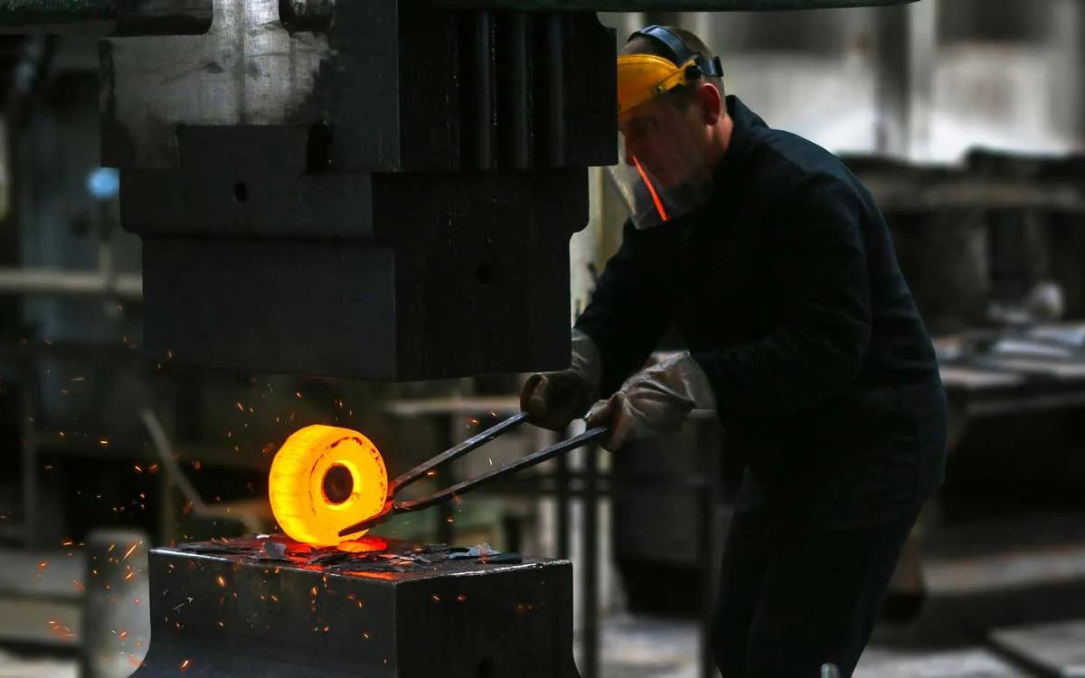 Trabajador en taller de fundici&oacute;n