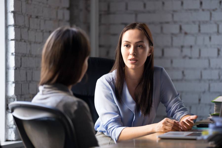 Mujeres trabajan en equipo, comunicación asertiva