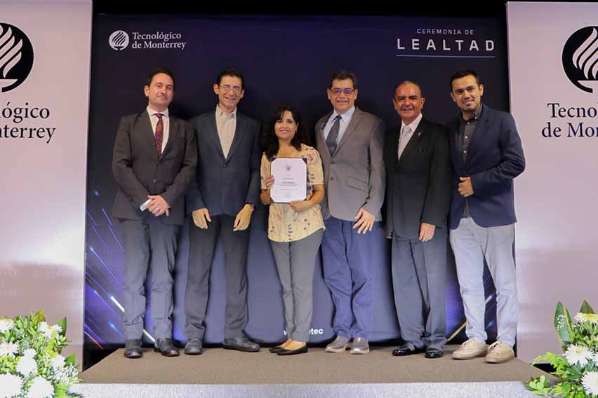 Ana Isabel recibiendo su reconocimiento