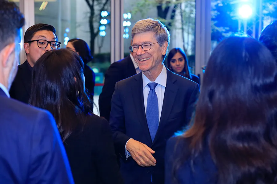 Jeffrey Sachs con estudiantes de campus Ciudad de M&eacute;xico. Foto: H&eacute;ctor Mexia.
