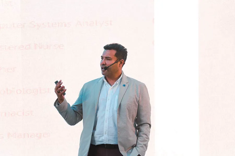 Ulrick Noel dando conferencia sobre IA