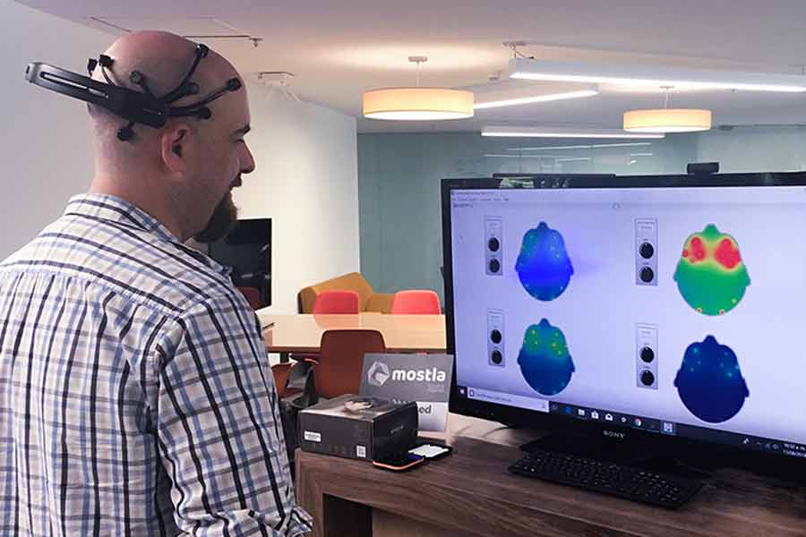 Un profesor utilizando un dispositivo biom&eacute;trico.