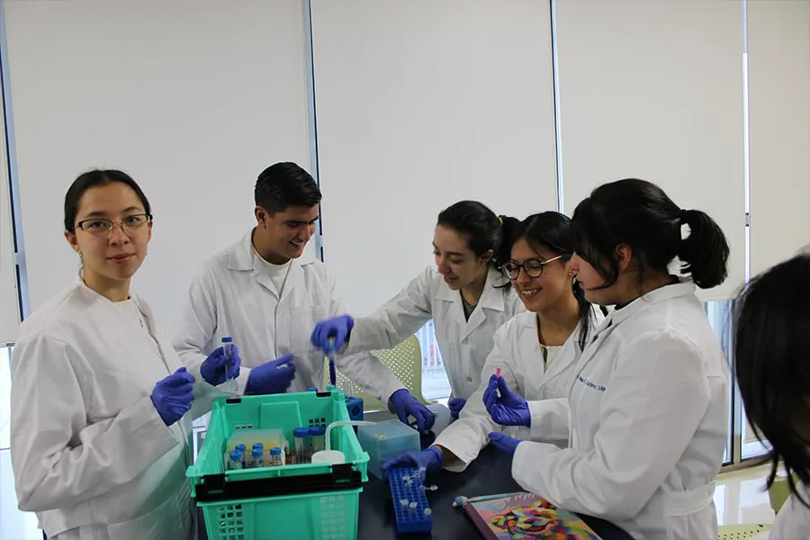 Estudiantes de PrepaTec en pr&aacute;cticas de Salud. Foto: cortes&iacute;a Lorena Garza.