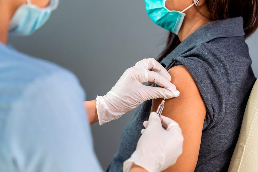 Algunas personas buscan vacunarse con la vacuna de otro laboratorio por temor a no tener protección suficiente ante COVID-19.