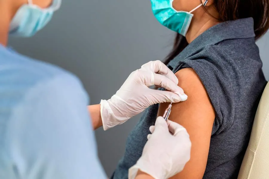 Una sola vacuna anti COVID (de doble aplicación) genera entre un 50 y 70% de protección.