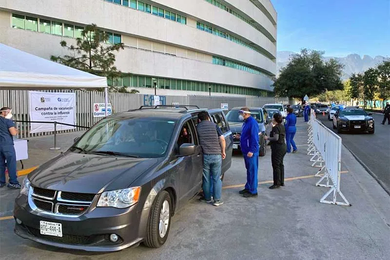 Largas filas de autos y personas se generaron el d&iacute;a de hoy en el Drive Thru de vacunaci&oacute;n.