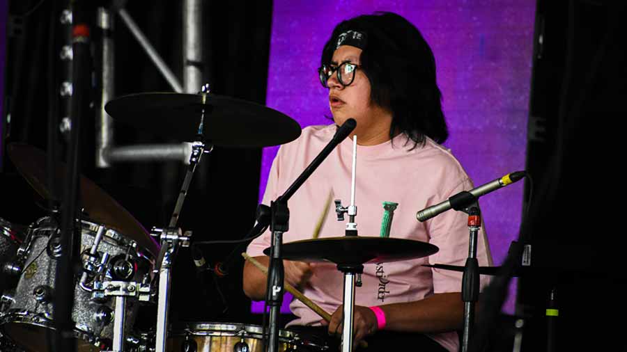 Braulio Morales, miembro de la compañía de música del campus Santa Fe fue invitado como baterista