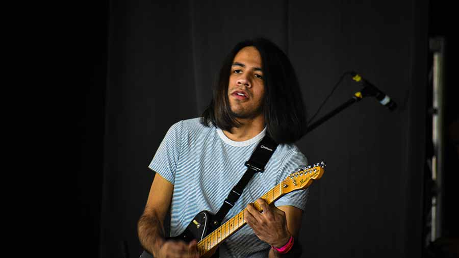 Carlos Mateos, estudiante de una licenciatura en Tecnología y Producción Musical inició la banda