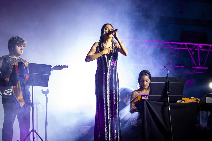   Valentina Fuentes durante interpretación Él me mintió en un montaje musical del Tec de Monterrey, campus Hidalgo,.
