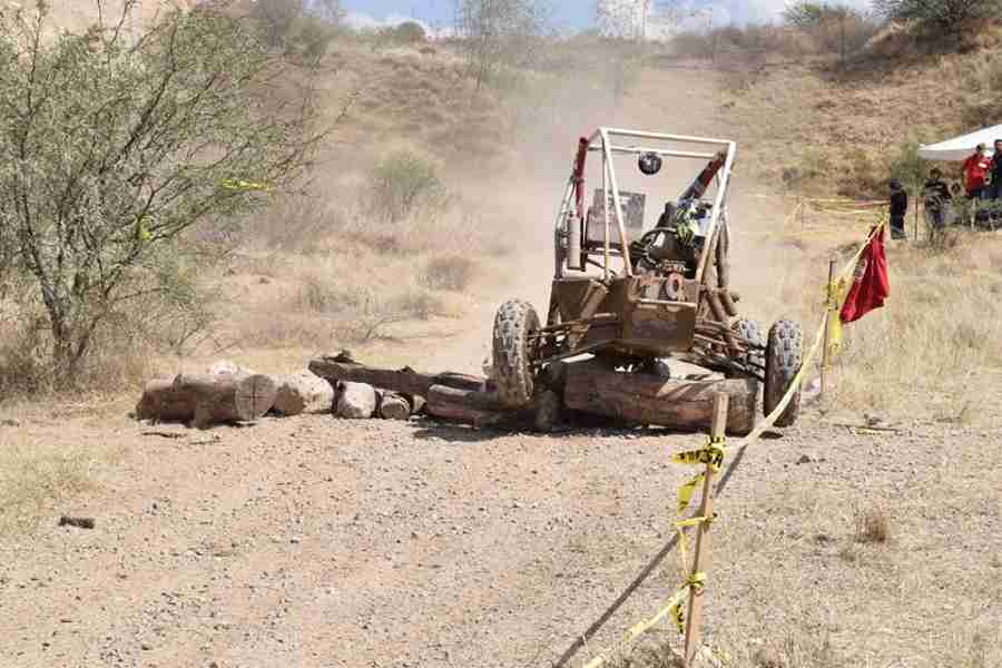 Veh&iacute;culo de BAJA durante competencia
