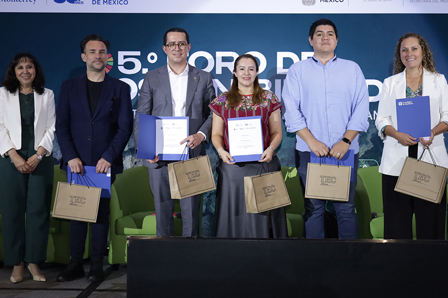 De izquierda a derecha: Verónica Pedrero, directora general del Tec campus Estado de México; Gabriel Charles, director regional del Instituto de Emprendimiento Eugenio Garza Lagüera; Juan Francisco Garcia, presidente del consejo de Entelequia; Elizabeth Nava, socia fundadora de Entelequia; Edgar Francisco González, especialista de responsabilidad social en Bio Pappel; y Sara Paulina Barragán, gerente de comunicación de marca y sostenibilidad para Hygiene LATAM.
